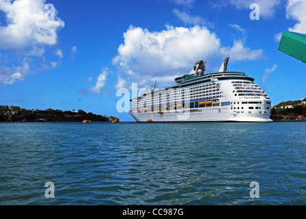 Rettungsinsel Bohrer neben dem Abenteuer der Meere Kreuzfahrt Schiff, Castries, St. Lucia, Karibik, West Indies. Stockfoto