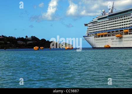 Rettungsinsel Bohrer neben dem Abenteuer der Meere Kreuzfahrt Schiff, Castries, St. Lucia, Karibik, West Indies. Stockfoto