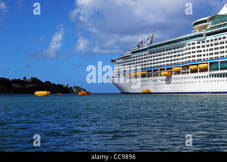 Rettungsinsel Bohrer neben dem Abenteuer der Meere Kreuzfahrt Schiff, Castries, St. Lucia, Karibik, West Indies. Stockfoto