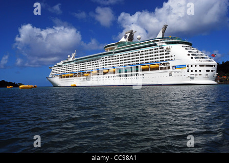 Rettungsinsel Bohrer neben dem Abenteuer der Meere Kreuzfahrt Schiff, Castries, St. Lucia, Karibik, West Indies. Stockfoto