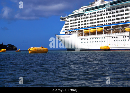 Rettungsinsel Bohrer neben dem Abenteuer der Meere Kreuzfahrt Schiff, Castries, St. Lucia, Karibik, West Indies. Stockfoto