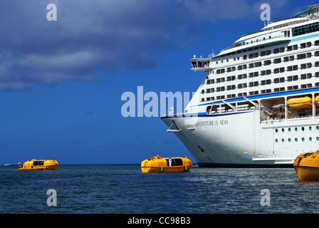 Rettungsinsel Bohrer neben dem Abenteuer der Meere Kreuzfahrt Schiff, Castries, St. Lucia, Karibik, West Indies. Stockfoto