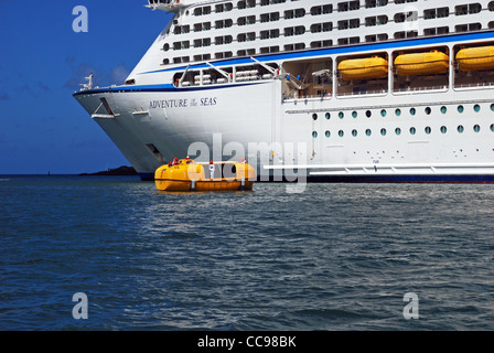 Rettungsinsel Bohrer neben dem Abenteuer der Meere Kreuzfahrt Schiff, Castries, St. Lucia, Karibik, West Indies. Stockfoto