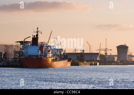 Schiffe auf dem Fluss bei farbenfrohen Sonnenaufgang im Oktober - horizontal Stockfoto