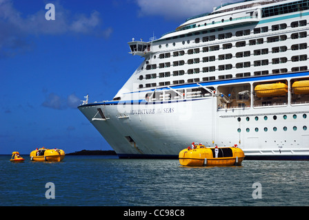 Rettungsinsel Bohrer neben dem Abenteuer der Meere Kreuzfahrt Schiff, Castries, St. Lucia, Karibik, West Indies. Stockfoto