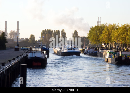 Schiff verlassen kleinen Hafen bei Sonnenaufgang im Herbst Stockfoto