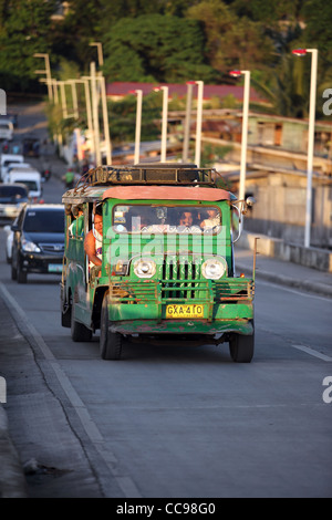 Grüne Jeepney Bus Kreuzung Brücke. Panglao Island, Bohol, Central Visayas, Philippinen, Süd-Ost-Asien, Asien Stockfoto