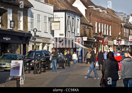 Geschäfte und Menschen im Marktplatz / High Street, St Albans, Hertfordshire, England, UK Stockfoto