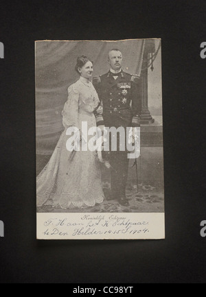 Niederländische junge Königin Wilhelmina von Orangeantique und ihrem deutschen Ehemann Hendrik von Meckelenburg 1904 in einem studio Stockfoto