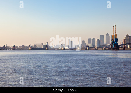 Die Thames Barrier mit O2 Arena und Canary Wharf in den Hintergrund. Stockfoto