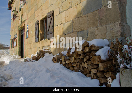 Schnee bedeckte Fläche von Orreaga-Roncesvalles im Winter, Navarra. Spanien. Europa Stockfoto