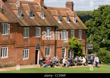 Eine lange Reihe georgianischer Hütten im Dorf Buckler's Hard auf dem Beaulieu Estate und neben dem Beaulieu River, im New Forest National Park Stockfoto