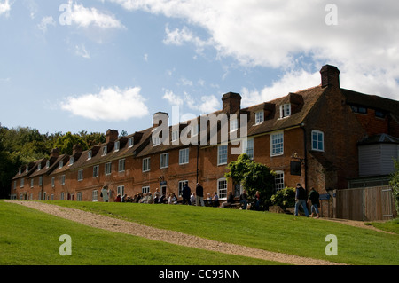 Eine lange Reihe georgianischer Hütten im Dorf Buckler's Hard auf dem Beaulieu Estate und neben dem Beaulieu River, im New Forest National Park Stockfoto