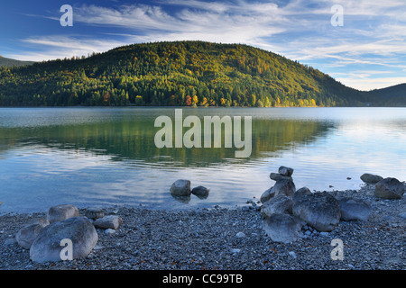 Felsige Ufer von See im Herbst, Niedernach, Walchensee, Bayern, Deutschland Stockfoto