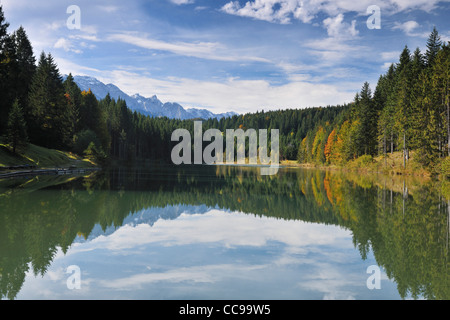 Wald und Wolken spiegeln sich im See, Grubsee, Krün, Oberbayern, Bayern, Deutschland Stockfoto