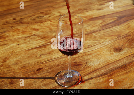 Coup des Weines. Rotwein in ein Glas gegossen Stockfoto