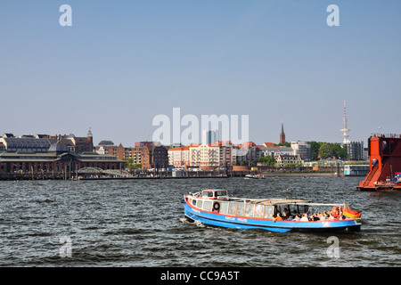 Blick auf ein Ausflugsschiff mit Touristen Kreuzfahrt auf der Elbe in Hamburg, Deutschland. Stockfoto