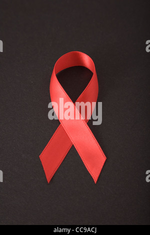 Roten AIDS-Schleife auf schwarzem Hintergrund Stockfoto