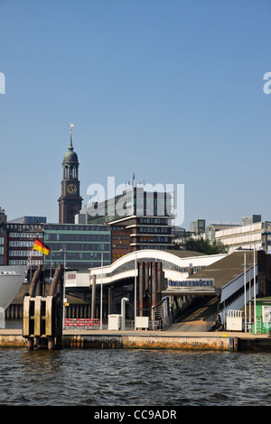 Blick auf die Skyline des Hafens Hamburg, Deutschland. Stockfoto