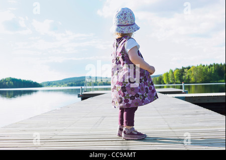 Mädchen stehen auf Dock Stockfoto