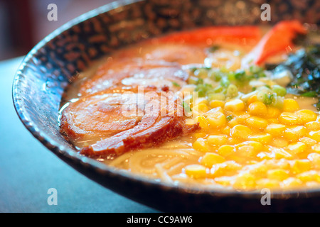 Nudel-im japanischen Stil auf Tisch Stockfoto