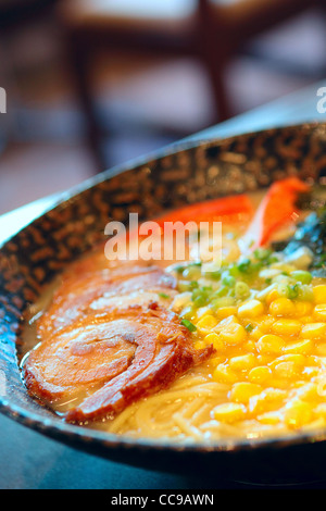 Nudel-im japanischen Stil auf Tisch Stockfoto