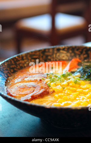 Nudel-im japanischen Stil auf Tisch Stockfoto