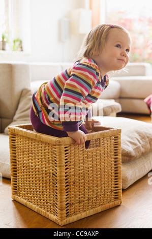 Mädchen im Korb Stockfoto