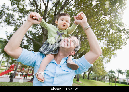 Vater mit Tochter auf Schultern Stockfoto