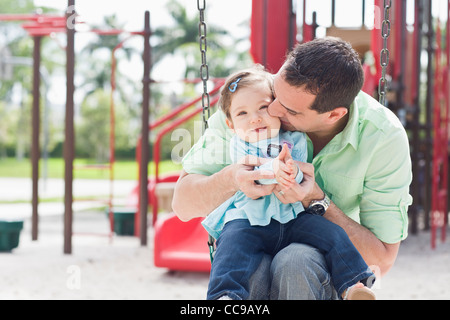 Vater und Tochter auf Schaukel Stockfoto