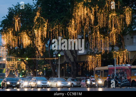 Lampen, Deko-Bäume für Silvester entlang Thanon Ratchadamnoen Klang, in Bangkok, Thailand. Stockfoto