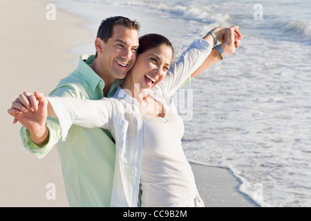 Porträt von paar am Strand Stockfoto