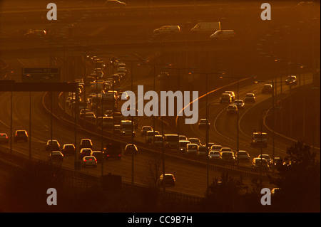 Autobahnverkehr Abend auf der M11 an Kreuzung mit der M25 nördlich von London, Essex, England. 13.01.2012 Stockfoto