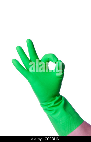 hand Reiniger in grüne Gummihandschuh gestikulieren "OK" isoliert auf weißem Hintergrund Stockfoto