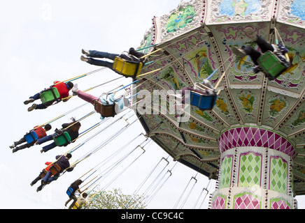 Kette-Schaukel-Fahrt im Vergnügungspark Stockfoto