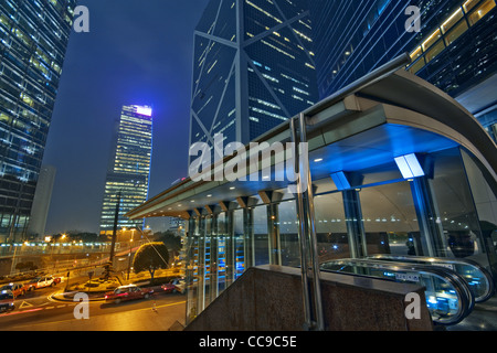 modernes Bürogebäude in Dämmerung Stockfoto
