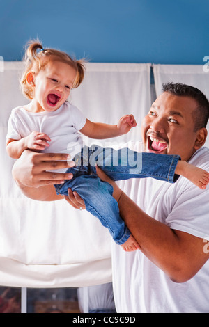 Anhebende Tochter Vater, in der Luft Stockfoto