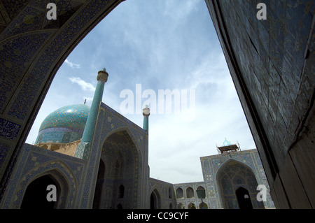 Dies ist eine Ansicht, in den Osten Eivan, von der Süd- und Westseite Eivans herrlichen Imam-Moschee in Isfahan, Iran aus gesehen. Stockfoto