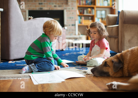 Junge und Mädchen Färbung, Clatsop County, Oregon, USA Stockfoto