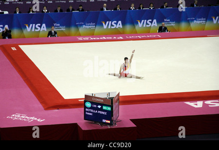 Isaac Botella Perez ESP im Wettbewerb mit der Mens Gymnastik an der bereitet Serie Olympiade 2012 in London. North Greenwich Arena UK Stockfoto