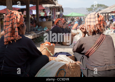 PA-O Indianerin in native Kostüm sitzen auf dem Markt verkaufen hausgemachte Speisen. Samkar, Inle-See, Shan-Staat, Burma. Stockfoto