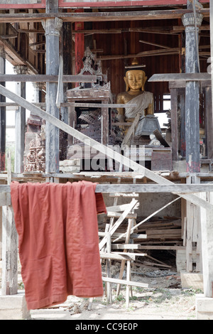 Alten zerstörten Buddha betenden Platz mit vergessenen Safran Kutte. Stockfoto