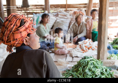 PA-O-Indianerin und Kids in native Kostüm sitzen um Maisernte. Samkar, Inle-See, Shan-Staat, Burma. Stockfoto