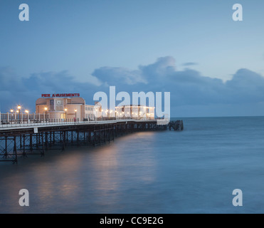 Abends Blick auf Worthing Pier, Sussex, bei Sonnenuntergang beleuchtet. Stockfoto