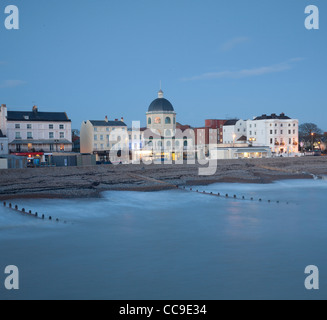 Blick auf die Strandpromenade von Worthing, West Sussex, Abend, vom Pier aus gesehen Stockfoto