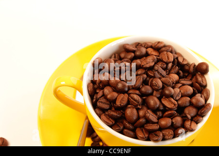 Gelbe Schale mit Espressobohnen Stockfoto