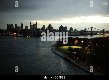 Die Lichter leuchten auf einem Baseball-Feld in der unteren East Side von Manhattan, New York City, USA Stockfoto
