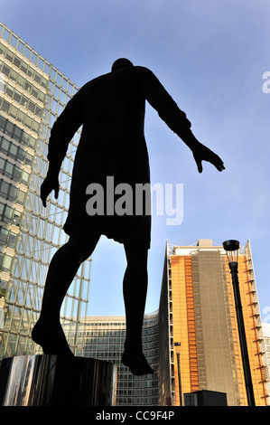 Die Skulptur Stepping Forward im Vordergrund des neuen Hauptsitzes der europäischen Ministerrat in Brüssel, Belgien Stockfoto