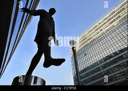 Die Skulptur Stepping Forward im Vordergrund des neuen Hauptsitzes der europäischen Ministerrat in Brüssel, Belgien Stockfoto