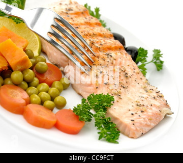 Gegrilltes Lachsfilet mit Gemüse auf weißem Hintergrund Stockfoto